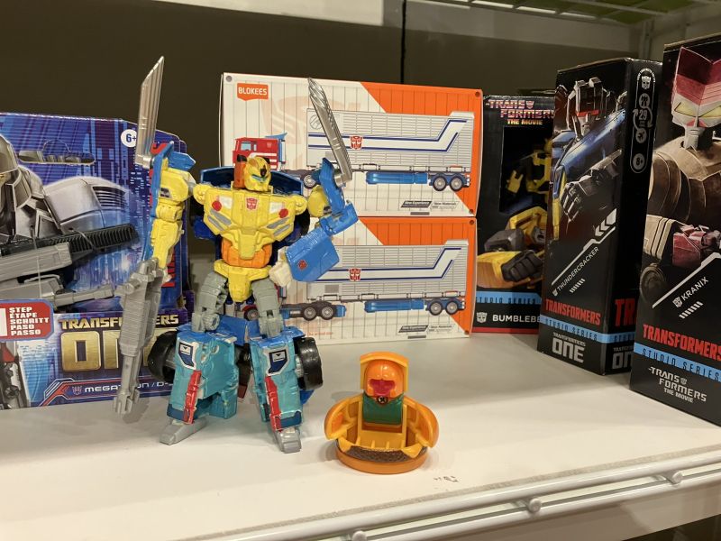File:Son-Chu Toys "R" Us3.jpeg